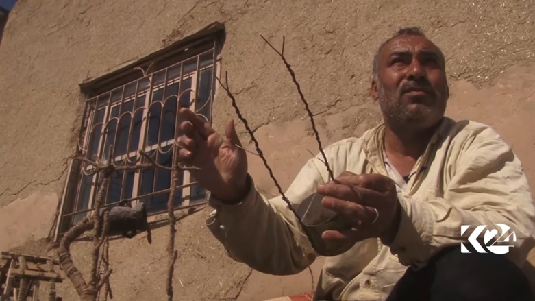 بالصور.. كوردي من عامودا يعيد تشكيل التراث بيديه الماهرتين