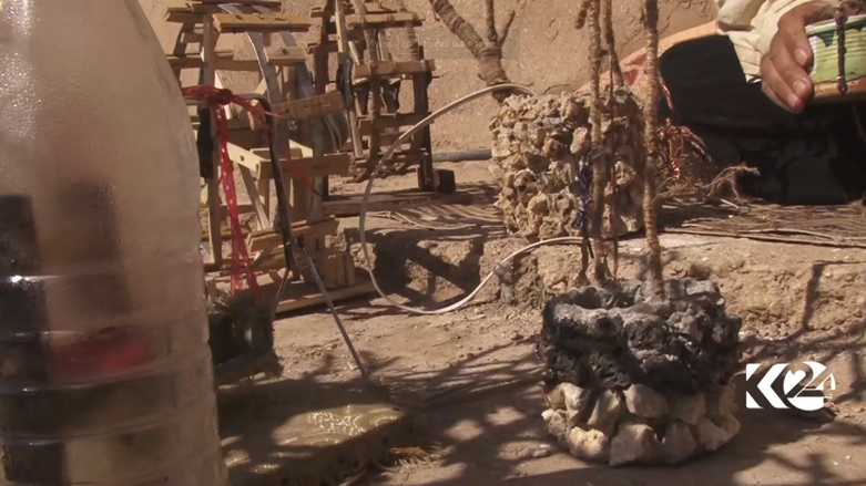 بالصور.. كوردي من عامودا يعيد تشكيل التراث بيديه الماهرتين