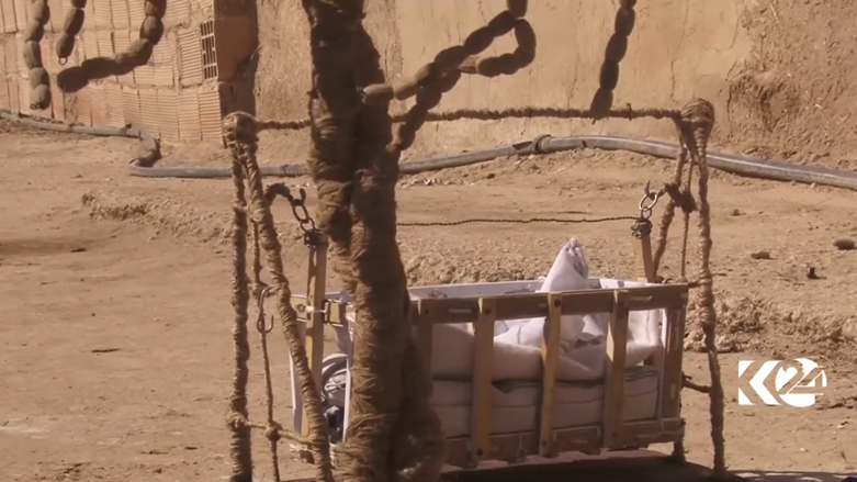 بالصور.. كوردي من عامودا يعيد تشكيل التراث بيديه الماهرتين