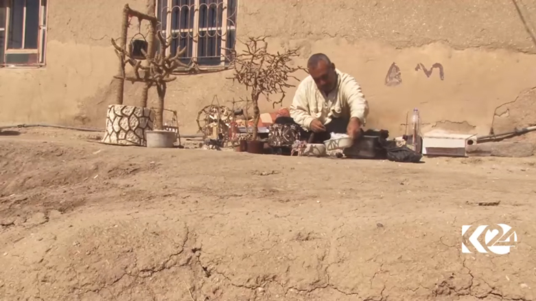 بالصور.. كوردي من عامودا يعيد تشكيل التراث بيديه الماهرتين