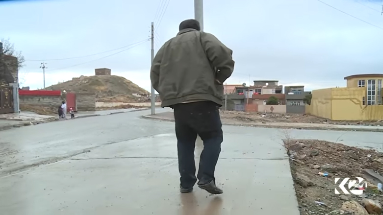 كلب يتقاسم طعامه مع شاب مشرد بدهوك