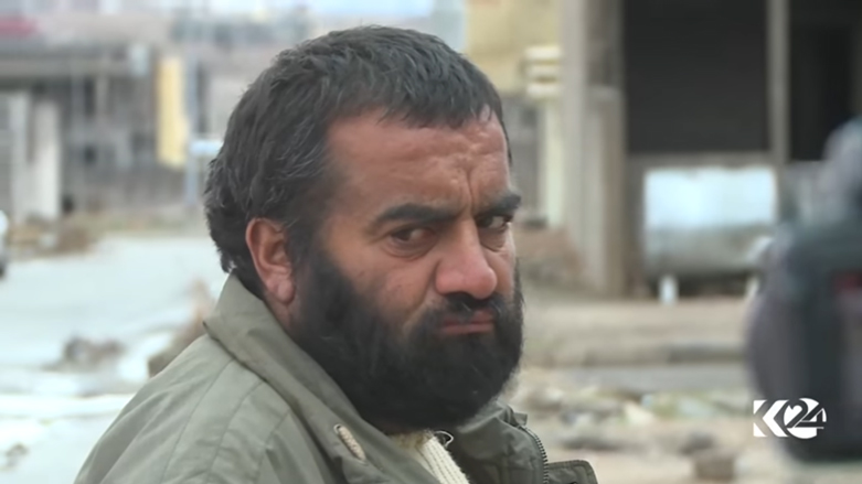 كلب يتقاسم طعامه مع شاب مشرد بدهوك