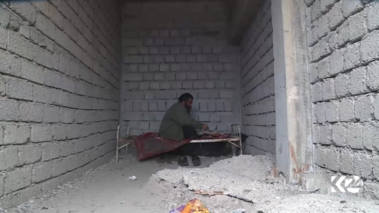 كلب يتقاسم طعامه مع شاب مشرد بدهوك