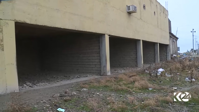 كلب يتقاسم طعامه مع شاب مشرد بدهوك