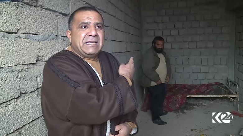 كلب يتقاسم طعامه مع شاب مشرد بدهوك