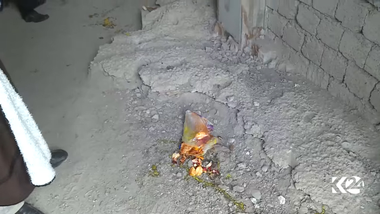 كلب يتقاسم طعامه مع شاب مشرد بدهوك