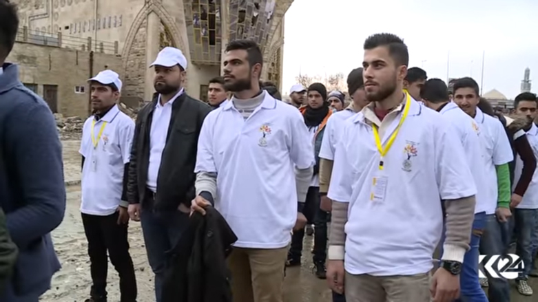 طلبة جامعيون يتجمهرون أمام الجامعة فرحا بتحريرها