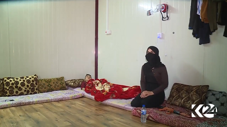 والدة الطفل الايزيدي: يرفض ابني الحديث مع أحد ويلقي خطبا ثم يقطع المخدات بشفرة
