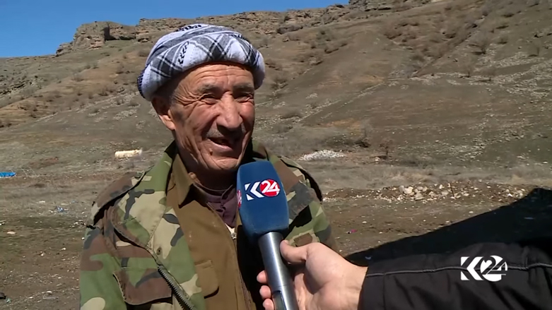 يقول العجوز ممازحا: كل من يريد التخلص من زوجته عليه زراعة هذه الارض