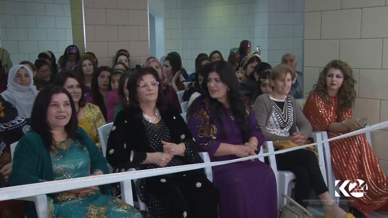 بالصور.. نساء القامشلي يكرسن الثقافة الكوردية بأزيائهن