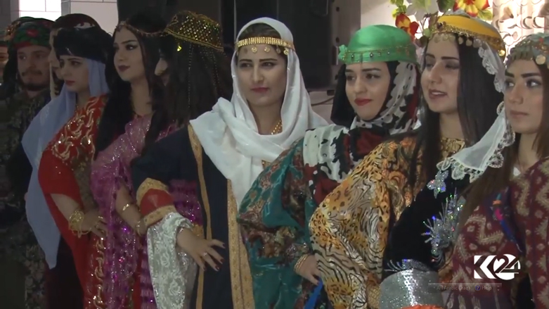 بالصور.. نساء القامشلي يكرسن الثقافة الكوردية بأزيائهن