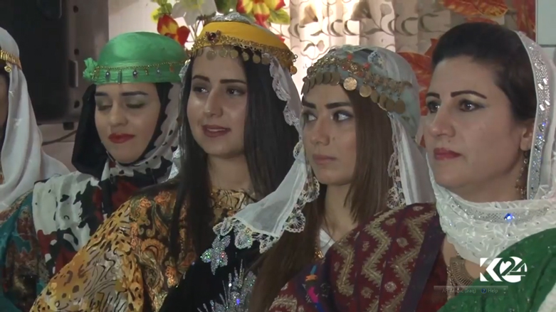 بالصور.. نساء القامشلي يكرسن الثقافة الكوردية بأزيائهن