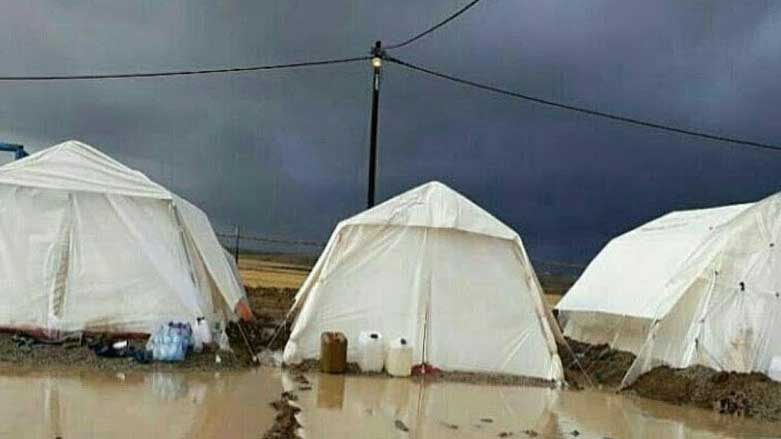  خیمە‌های زلزله زدگان کرمانشاه در هوای زمستانی 