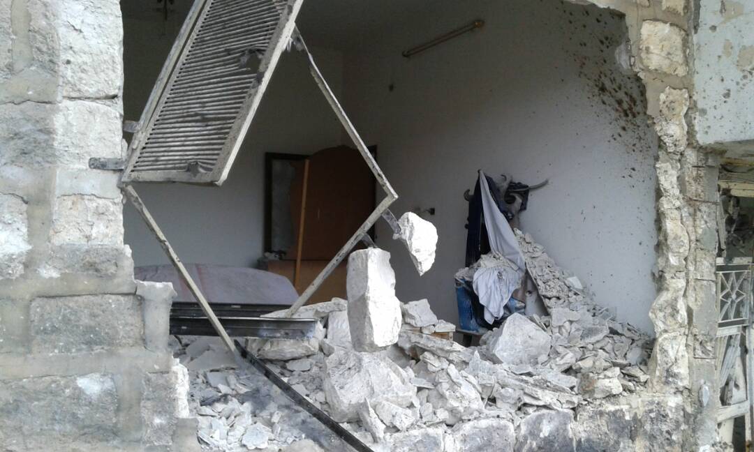 یکی از دهها منزل شهروندان عفرین که در روز پنجم بهمن 96 مورد هدف بمباران ارتش ترکیه قرار گرفته است