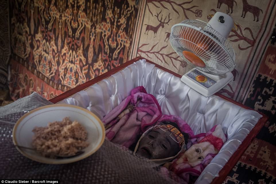 به‌ وێنه‌.. هۆزێكی ئیندۆنیزی ته‌رمی مردووه‌كانییان له‌ گۆڕ ده‌رده‌هێنن و وێنه‌ی له‌گه‌ڵ ده‌گرن