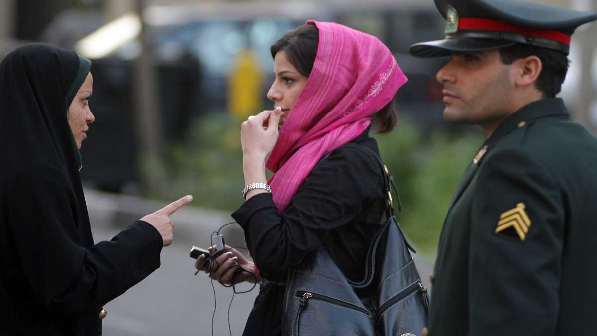 نیروی انتظامی بە زنانی هشدار می‌دهد کە موهای آنان کاملا پوشیده نیست