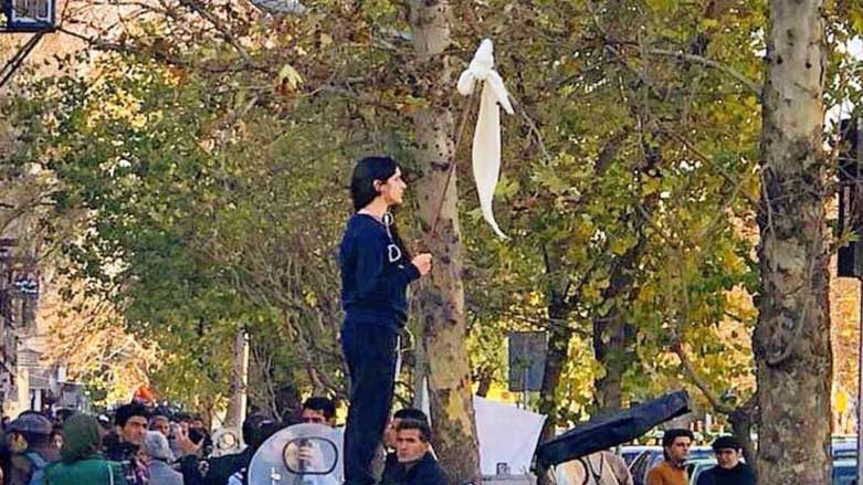 دختر خیابان انقلاب در حال اعتراض بە حجاب اجباری