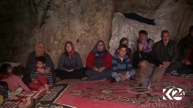 (بالصور) مدنيون في كهوف عفرين.. وكوردي يصرخ: نحن باقون طالما بقيت زيتونة واحدة