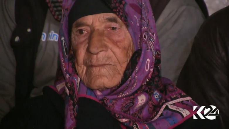 (بالصور) مدنيون في كهوف عفرين.. وكوردي يصرخ: نحن باقون طالما بقيت زيتونة واحدة