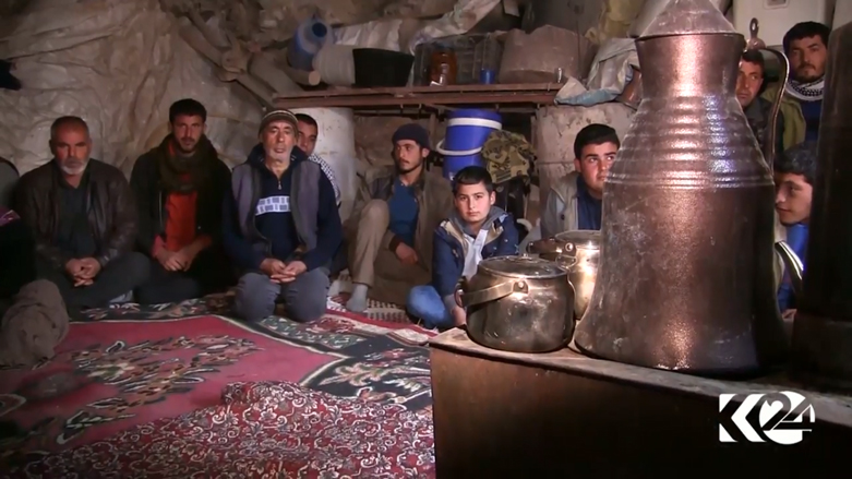 (بالصور) مدنيون في كهوف عفرين.. وكوردي يصرخ: نحن باقون طالما بقيت زيتونة واحدة