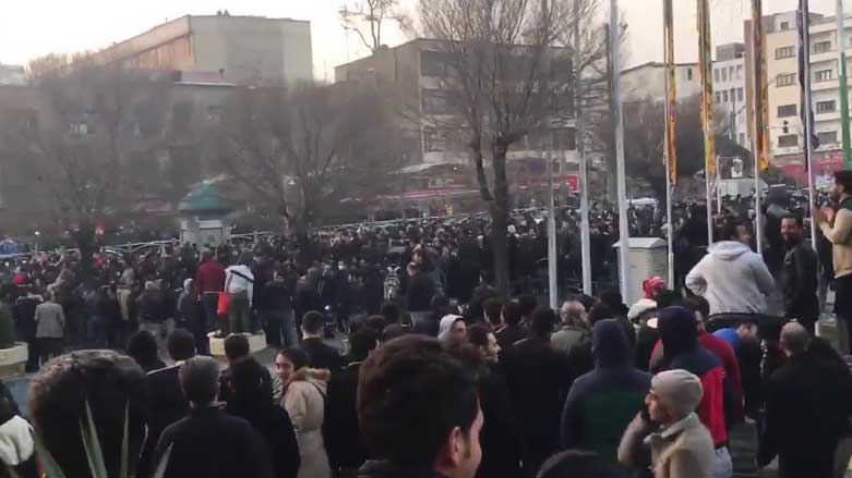 در نهمین روز اعتراضات تظاهرات در شهرهای ایران ادامە داشت