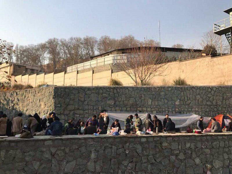 تحصن خانواده‌های بازداشت شدگان در مقابل زندان اوین