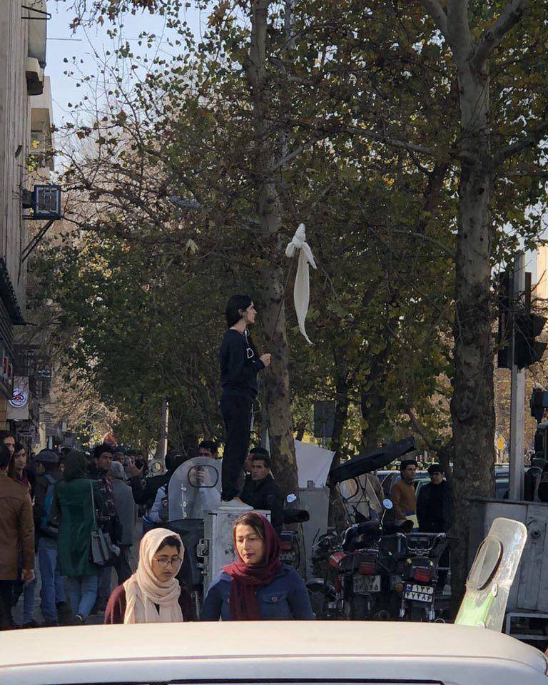  ژنانی ئێران سەرپۆش فڕێدەدەن