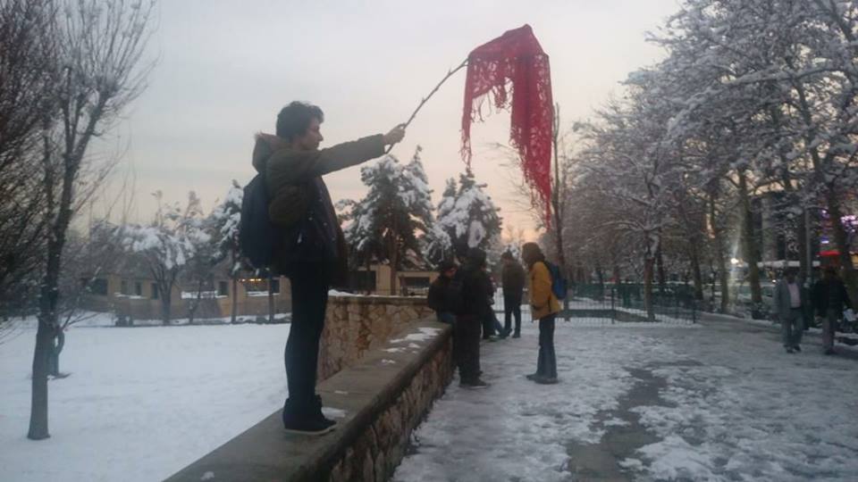  ژنانی ئێران سەرپۆش فڕێدەدەن