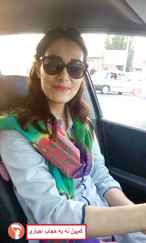  ژنانی ئێران سەرپۆش فڕێدەدەن