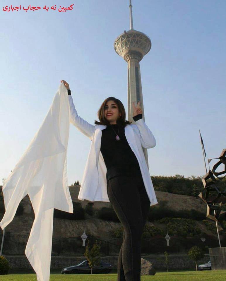  ژنانی ئێران سەرپۆش فڕێدەدەن