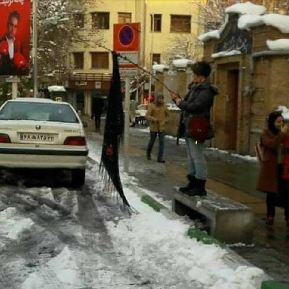  ژنانی ئێران سەرپۆش فڕێدەدەن