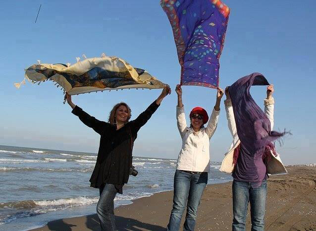  ژنانی ئێران سەرپۆش فڕێدەدەن