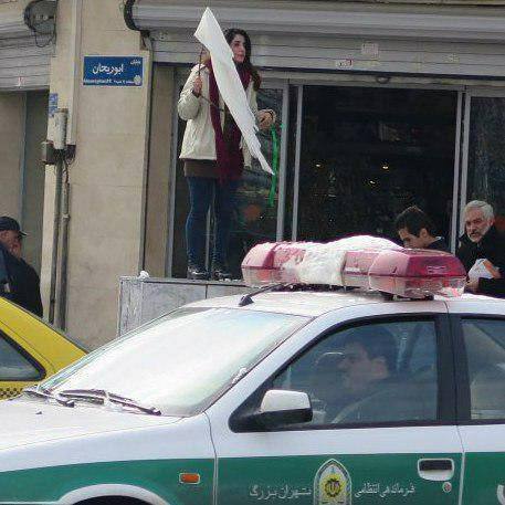  ژنانی ئێران سەرپۆش فڕێدەدەن