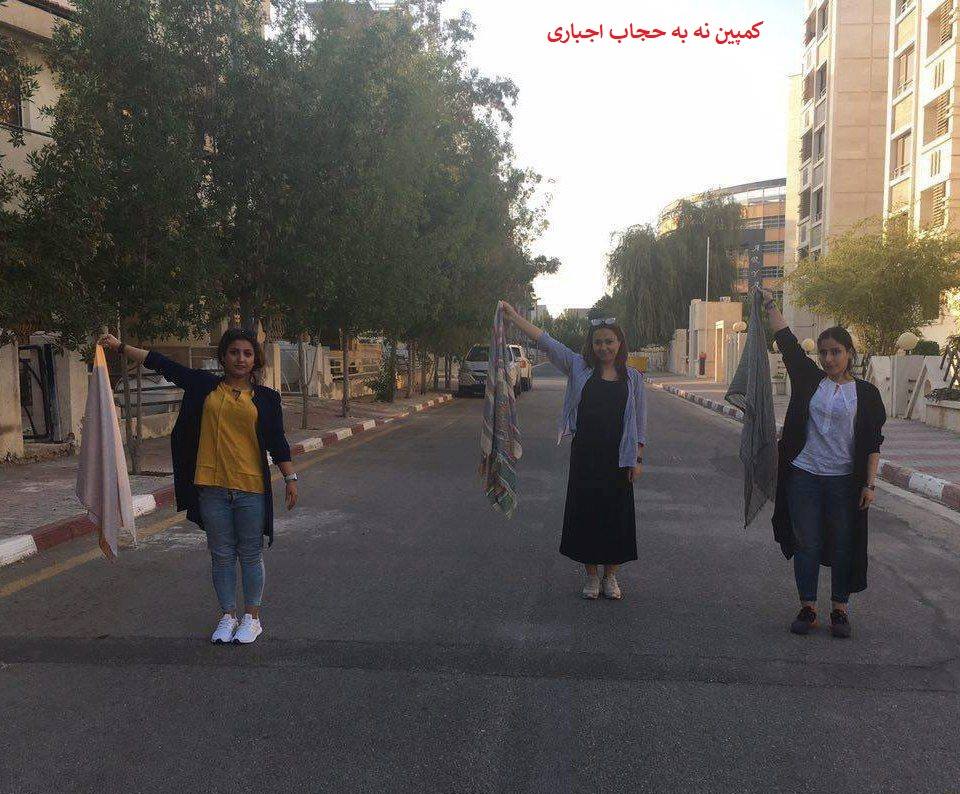  ژنانی ئێران سەرپۆش فڕێدەدەن