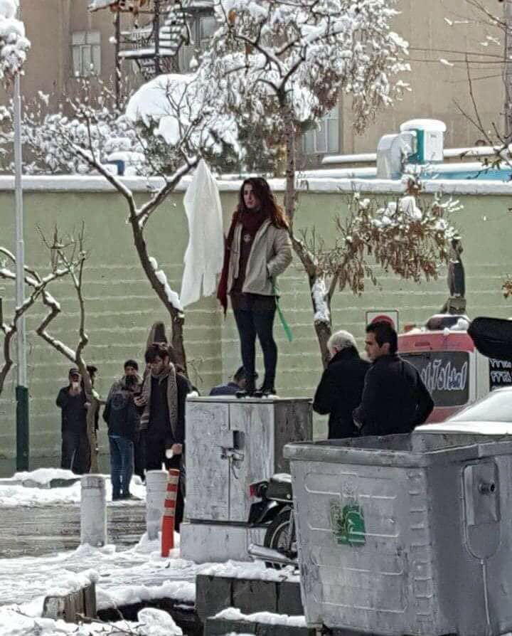  ژنانی ئێران سەرپۆش فڕێدەدەن