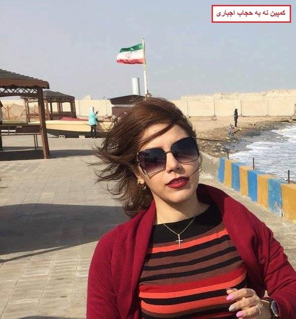  ژنانی ئێران سەرپۆش فڕێدەدەن
