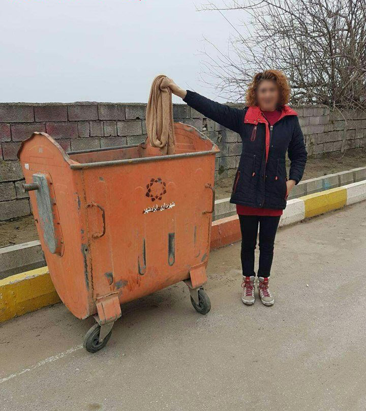  ژنانی ئێران سەرپۆش فڕێدەدەن