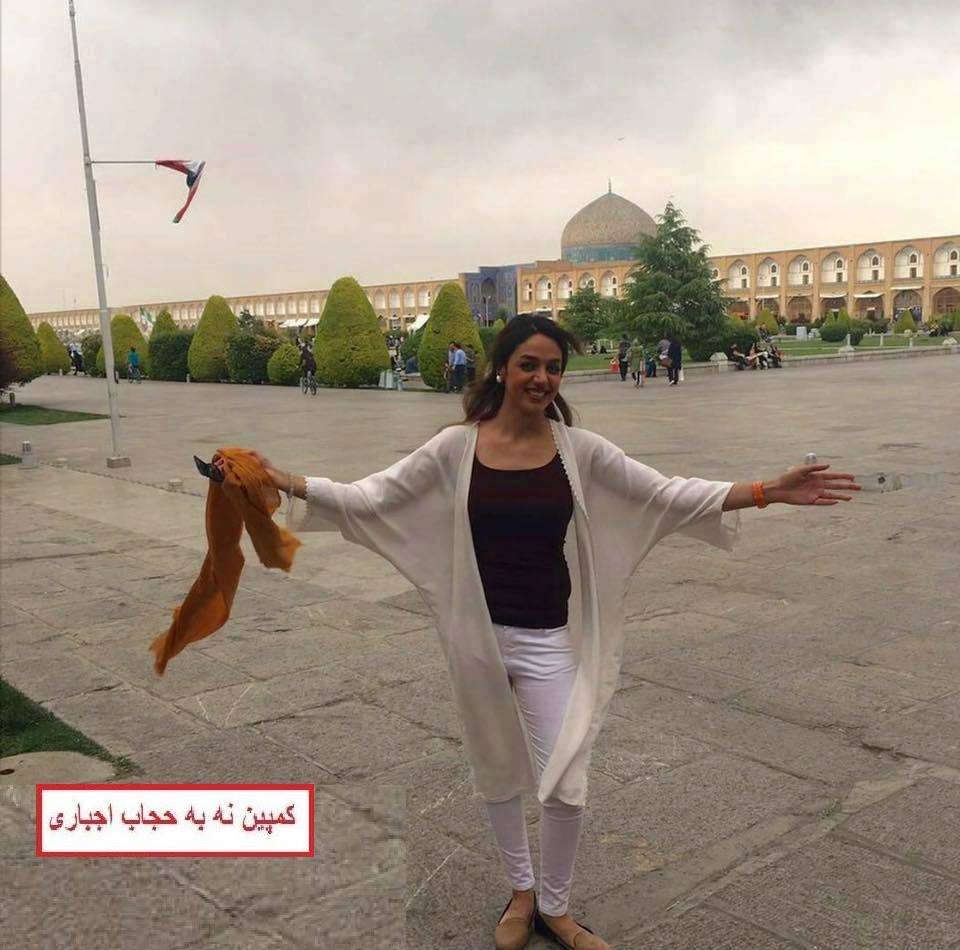  ژنانی ئێران سەرپۆش فڕێدەدەن