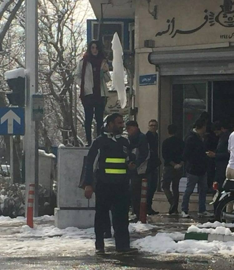  ژنانی ئێران سەرپۆش فڕێدەدەن