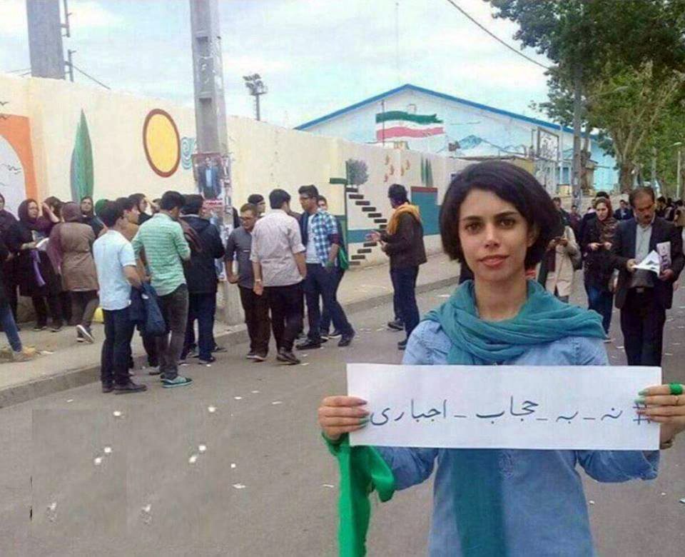  ژنانی ئێران سەرپۆش فڕێدەدەن