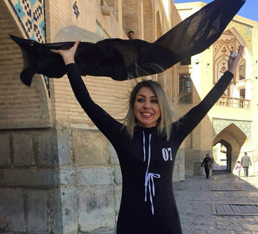  ژنانی ئێران سەرپۆش فڕێدەدەن