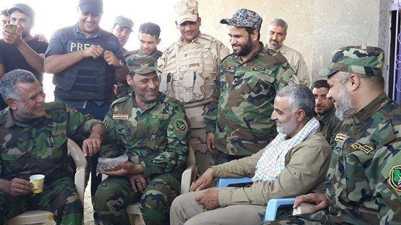 Commander of the Iranian Revolutionary Guards Corps (IRGC) Qasem Soleimani (second from right) with leaders of the Hashd al-Shaabi, including Hadi al-Ameri (right) during the battles against the Islamic State (IS). (Photo: Archive) 
