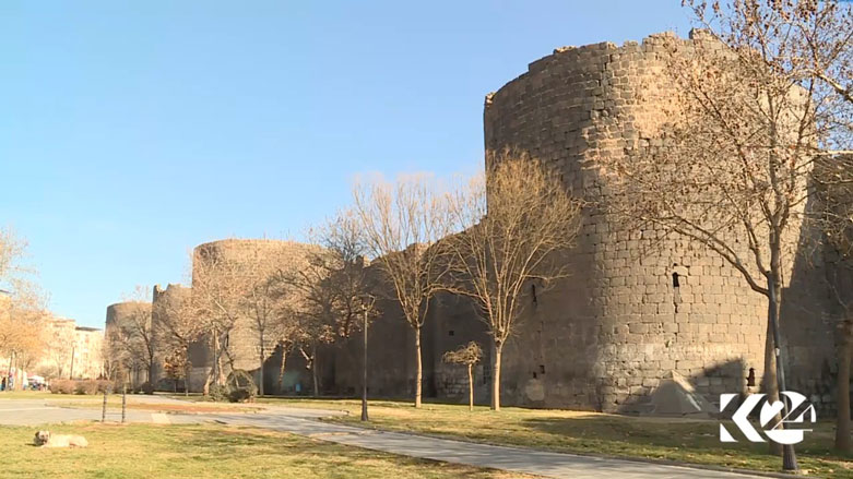 Sûrên Diyarbekirê hildiweşin