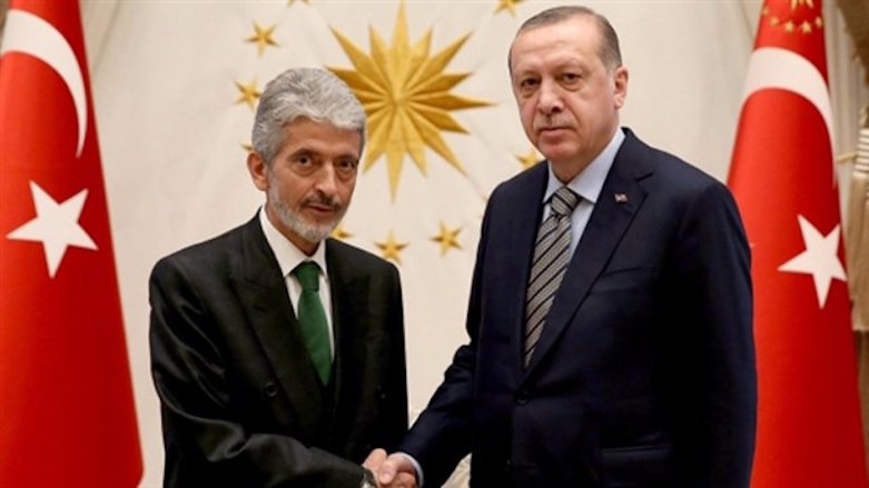 New Ankara Mayor Mustafa Tuna shakes hands with President Erdogan at the latter's palace, November 2017. (Photo: TR Presidency)