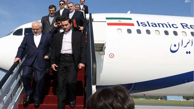 سوخت‌گیری هواپیمای محمد جواد ظریف از تانکر ارتش آلمان