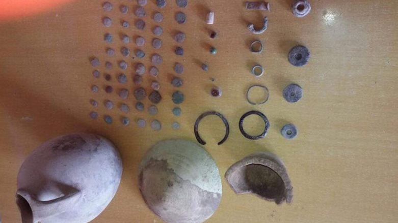 عينة لبعض القطع الاثرية - صورة من شرطة بابل