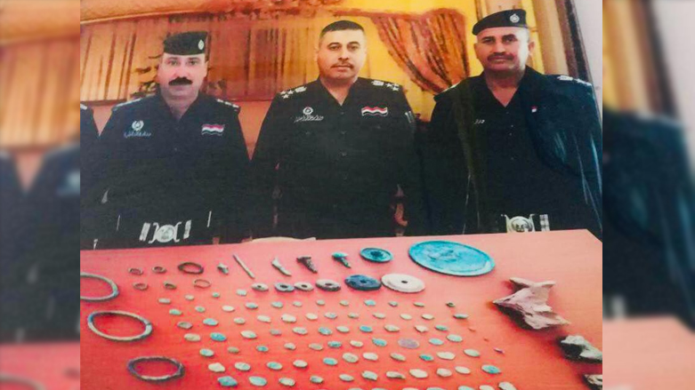 شرطة حماية الآثار مع القطع التي عثر عليها - صورة من شرطة بابل