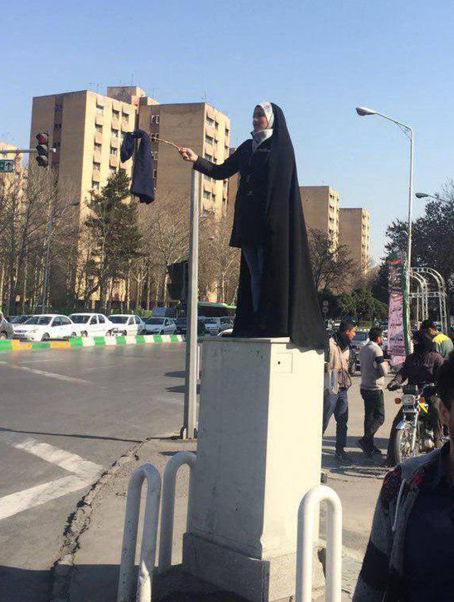 زن محجبه‌ای در روز 10 بهمن در مشهد با حمایت از دختران خیابان انقلاب با حجاب اجباری مخالفت کرد