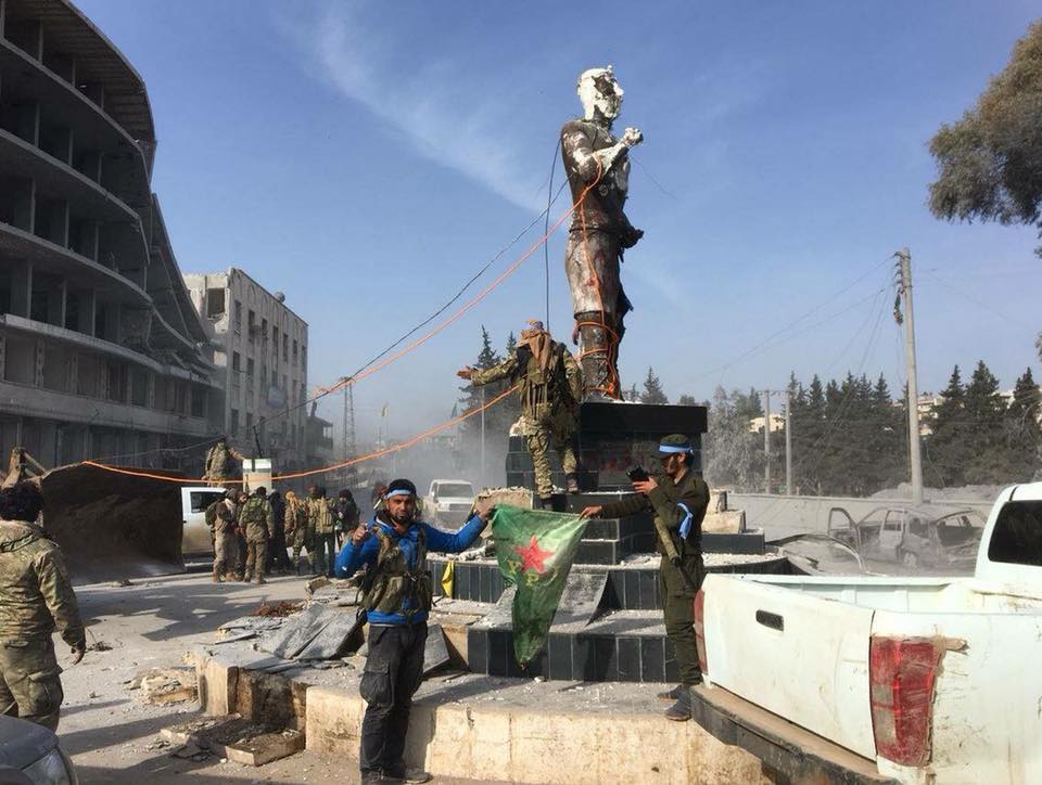 ميليشياكان له‌ ده‌ورى په‌يكه‌رى كاوه‌ى ئاسنگه‌ر كۆبوونه‌ته‌وه‌ و سه‌رقاڵى رووخاندنى په‌يكه‌ره‌كه‌ن