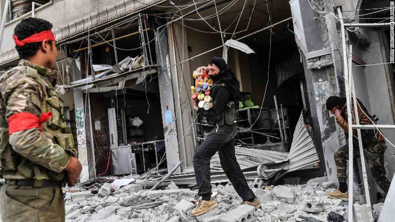 Rebels looting shops in Afrin. (Photo: AFP/Getty Images)